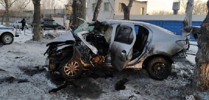 В Челябинске водитель без прав врезался в дерево и погиб