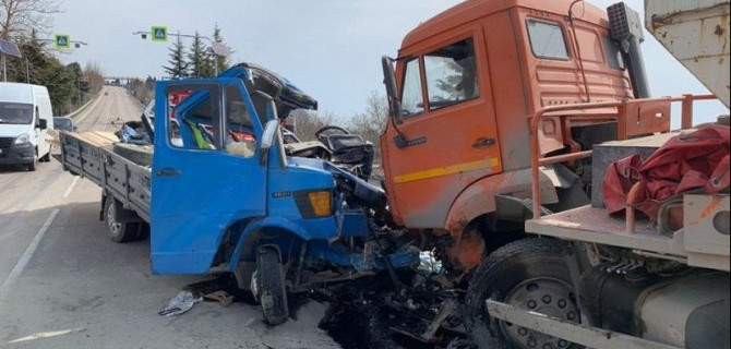 В лобовом ДТП в Крыму погиб водитель грузовика