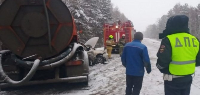 Три человека погибли в ДТП с КамАЗом в Свердловской области