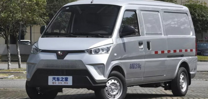 В России начались испытания китайского электрофургона Wuling EV50