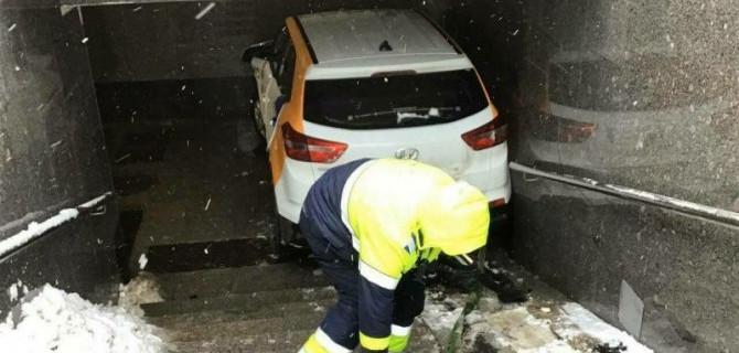 В Москве пьяная женщина на каршеринге съехала в подземный переход