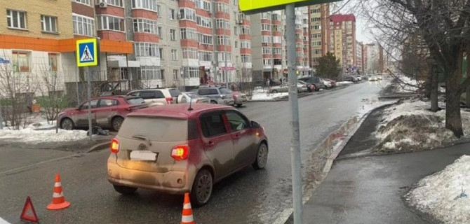 В Тюмени на переходе автомобиль сбил девочку