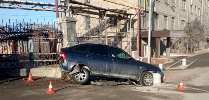 В Новосибирске «Лада» врезалась в забор – погибла женщина