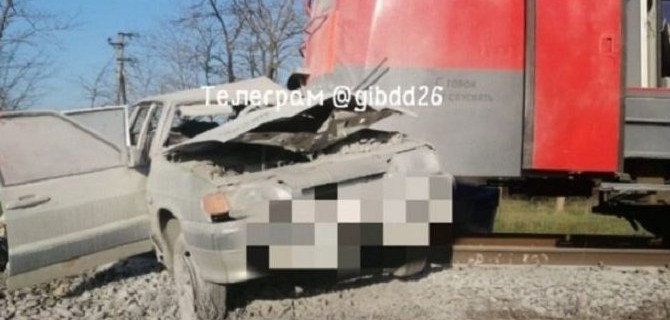 В Невинномысске столкнулись ВАЗ и электричка – водитель погиб