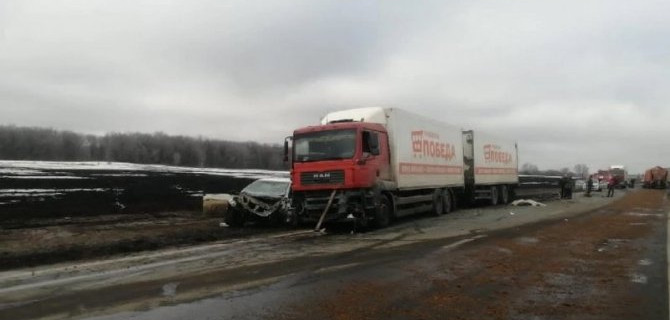 Под Самарой в ДТП с грузовиками погиб человек