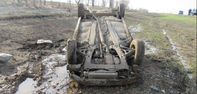 В Дергачевском районе при опрокидывании машины погиб человек