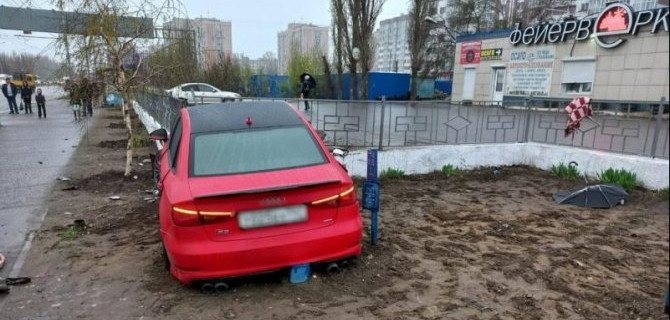 В Волгограде иномарка сбила женщину на тротуаре и врезалась в ограждение