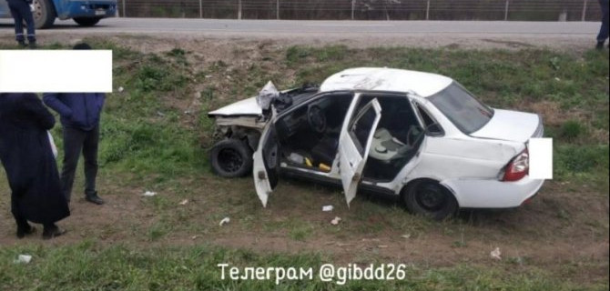 Два человека пострадали при опрокидывании машины в Минераловодском округе