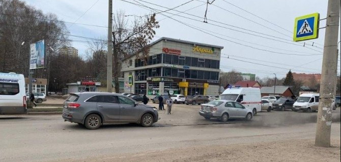 В Уфе автомобиль сбил женщину с двумя детьми на переходе