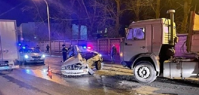 Два человека погибли в ДТП с грузовиком в Екатеринбурге
