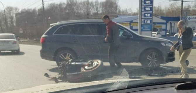 Мотоциклист пострадал в ДТП с автомобилем в Новосибирске
