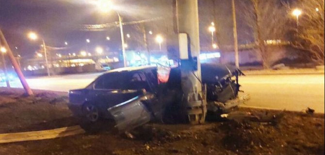 В Петербурге BMW врезалась в столб – пострадали двое