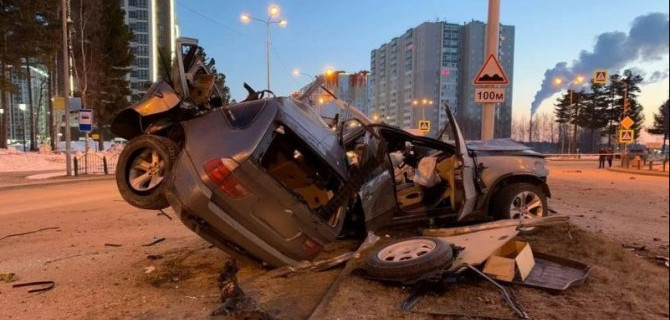 В Сургуте BMW врезался в столб – водитель погиб