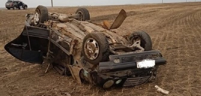 22-летний водитель погиб при опрокидывании автомобиля в Омской области
