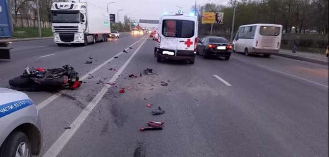 Мотоциклист пострадал в ДТП со «скорой» в Волгограде