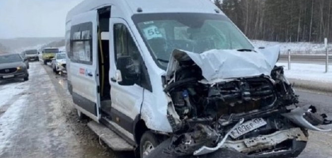 Четыре человека пострадали в ДТП с маршруткой и лесовозом в Братске