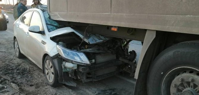 Под Самарой легковушка заехала под грузовик – водитель погиб