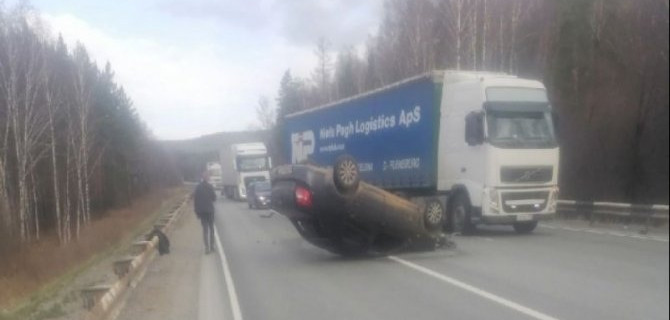 В Челябинской области на трассе автомобиль опрокинулся на крышу