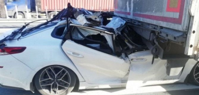 Машина в двумя детьми врезалась в грузовик в Чувашии