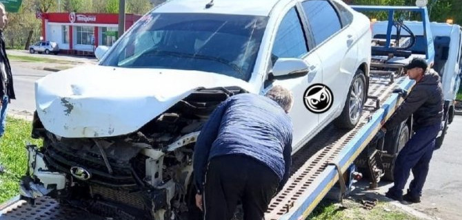 В Пензе на улице Калинина иномарка врезалась в столб