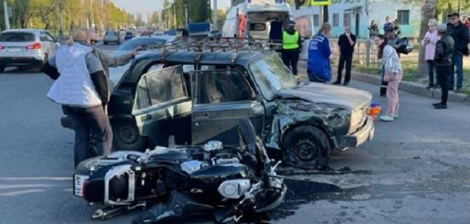 Два человека пострадали в ДТП с мотоциклом в Воронеже