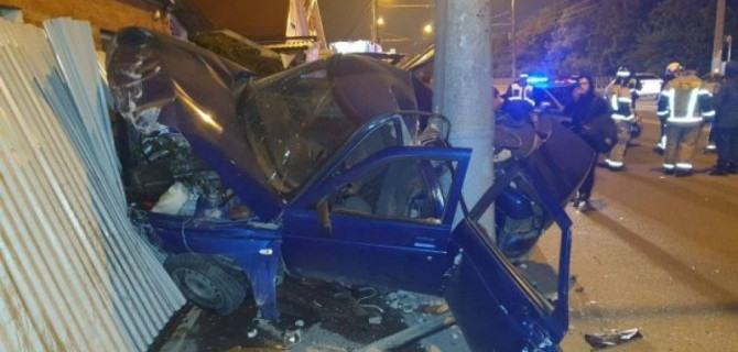 В Краснодаре пьяный водитель врезался в столб – погибла девушка