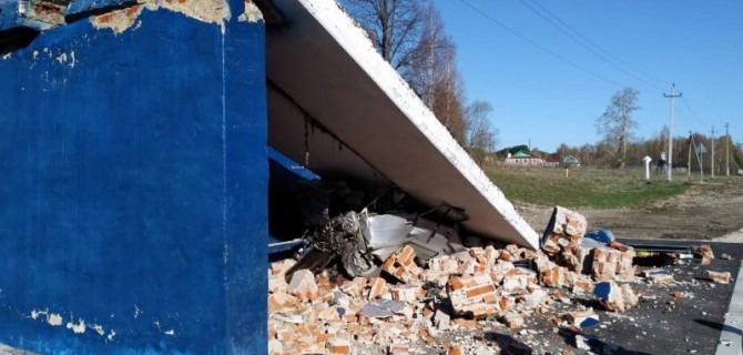 В Марий Эл автомобиль снес остановку – погиб человек