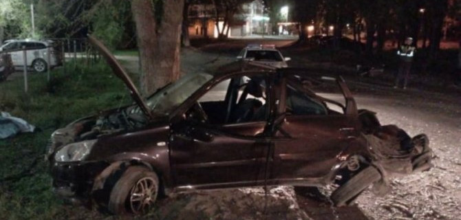 В Балакове автомобиль врезался в дерево – водитель погиб