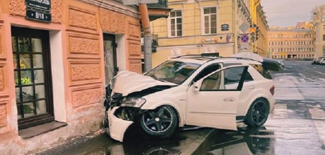 В Петербурге «Мерседес» врезался в здание