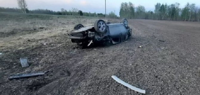 Водитель погиб при опрокидывании машины в Томской области