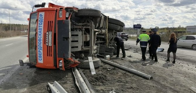 В Свердловской области погибли трое дорожных рабочих и водитель большегруза