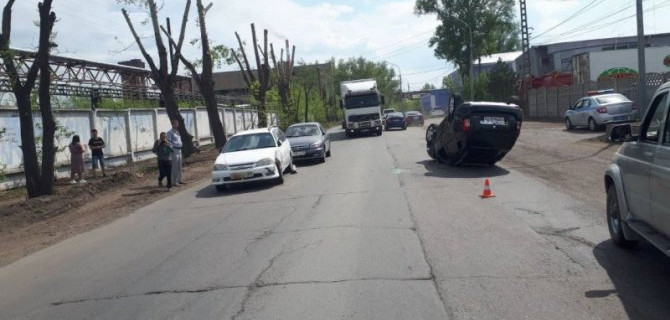 В Красноярске опрокинулся автомобиль с пьяным водителем