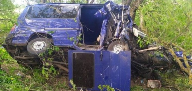 Молодой водитель микроавтобуса погиб в ДТП в Брянской области