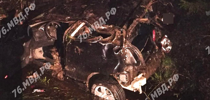 Девушка пострадала при опрокидывании машины в Ярославской области