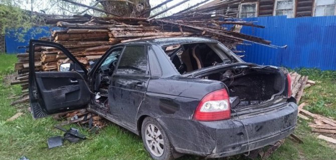 В Марий Эл молодой водитель ВАЗа погиб, разбившись о кучу досок