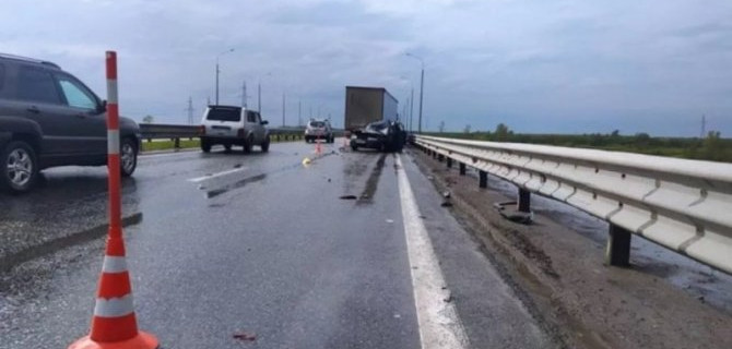 Водитель ВАЗа погиб в ДТП с грузовиком в Тюменской области