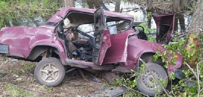В Башкирии ВАЗ врезался в дерево – один погиб, трое пострадали