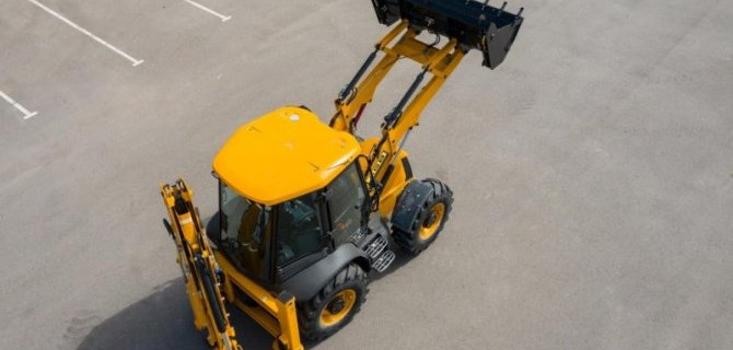 Импортозамещение по-азиатски: в Москве представлен новый, но уже хорошо известный экскаватор-погрузчик