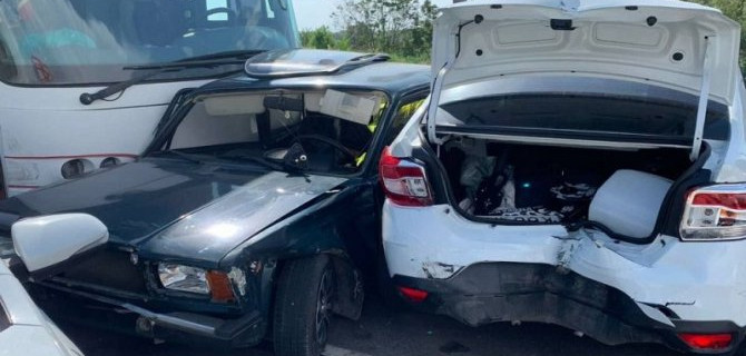 В Аксае пьяный водитель автобуса протаранил 8 автомобилей