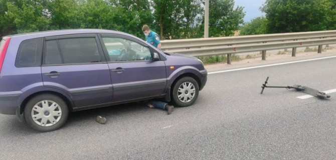 Под Липецком автомобиль насмерть сбил мужчину на электросамокате