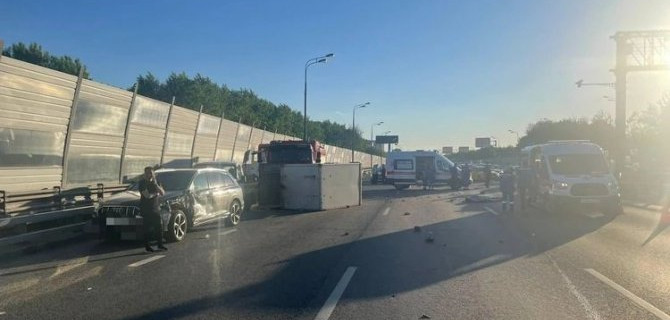 В Москве насмерть сбили вышедшего из машины водителя