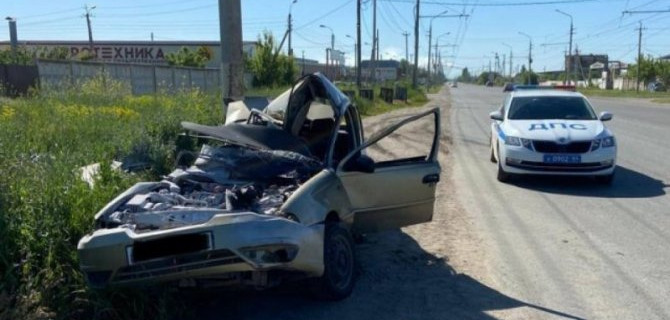 В Балакове автомобиль врезался в столб – водитель погиб