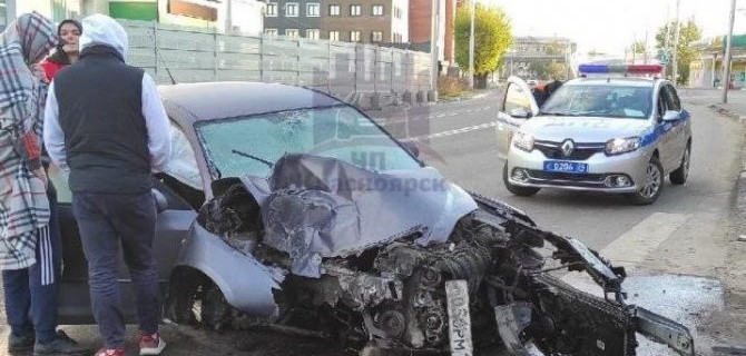 В Красноярске иномарка врезалась в столб – пострадали двое