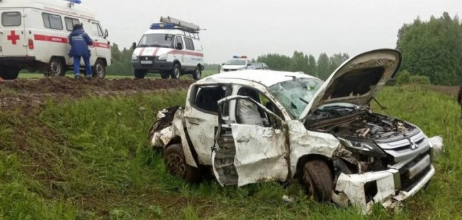 Три человека пострадали при опрокидывании автомобиля в Удмуртии