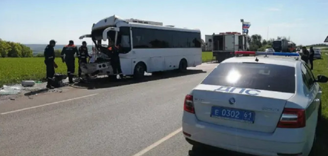 В ДТП с автобусом в Ростовской области пострадали два человека