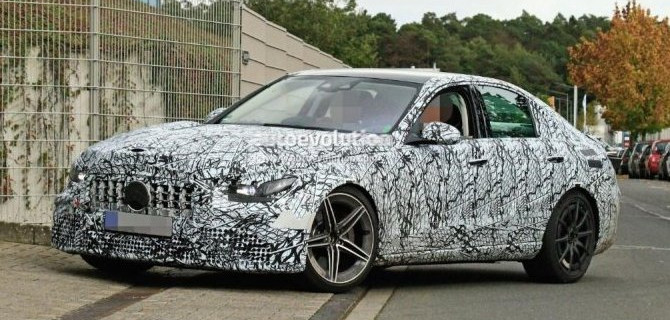 На испытания выехал рестайлинговый Mercedes-AMG C63