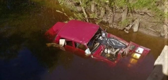 В Вологодской области ВАЗ упал в реку – водитель погиб