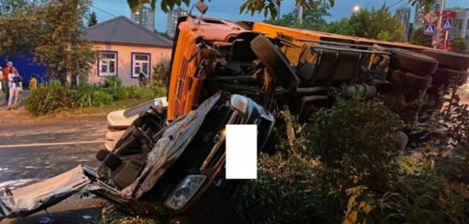 Два человека пострадали в ДТП с КамАЗом в Ставрополе