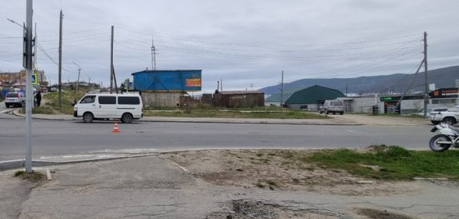 В Магадане пожилой мотоциклист сбил двух пешеходов