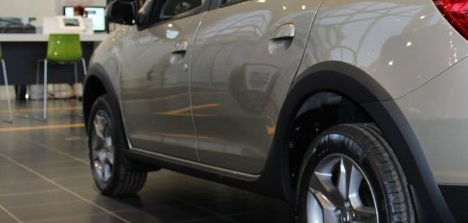 Цены на новые автомобили в России хоть и не растут, но особо и не падают — несмотря на курс рубля